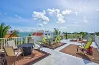 Iykyk Wtf! Elevator~Tiki Bar~Boat Slip on Site! Moon Deck/Pool~Gulf Front Baby!!