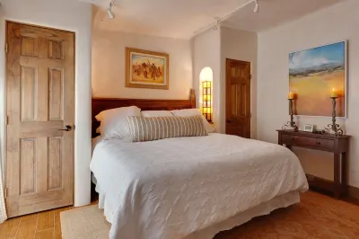 Discount for 7 days. Walk to Square! Near many Restaurants/music.Parking.Patio