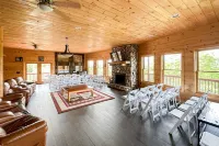 Prime Mountaintop Luxury Lodge, Spacious Outdoor Living. Amazing Views Sleeps 20