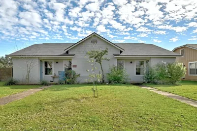 Cute 2 Bedroom, 1 Bath South Austin Retreat Hotels near Sam's Club