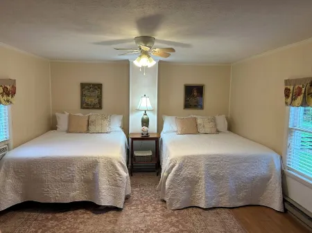 Historic Riverhouse w/ riverview!  Privacy and seclusion! Steps away from River!