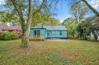 4 BR Atl Bungalow 10 Mins from Airport Hôtels à proximité de : Porsche Experience Center Atlanta