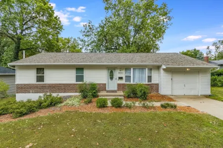 Charming & Affordable 3-bedroom house with WiFi in tranquil Overland Park