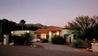Beautiful Foothills Home, Near Sabino Canyon, Mountain Views, Handicap Friendly.