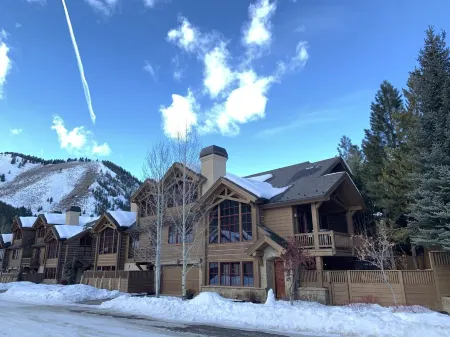 West Ketchum Townhouse Short Walk to Downtown Ketchum and Lifts-Hot Tub