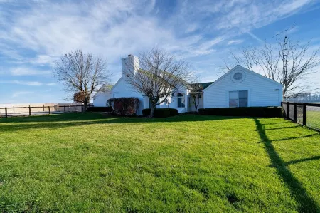 Lone Wolf Ranch Отели в г. Юнион Тауншип