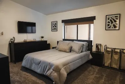 Modern home with parking/public boat ramp Các khách sạn gần Sông Colorado