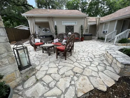 ❤️Luxury Crockett Street Retreat, hot tub and outdoor fireplace! Downtown