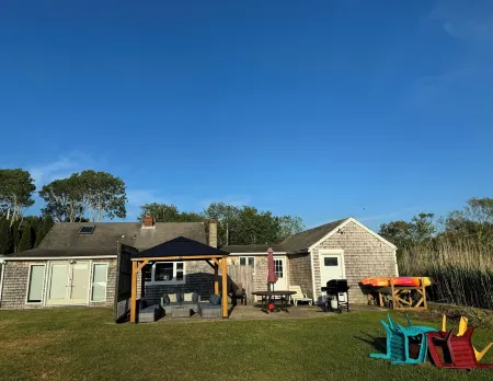 Stunning Sunsets on Quonnie Waterfront- 2 Kayaks, Beach Pass & Backyard Clamming