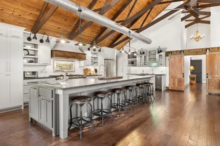 Sequoyah Flats - 5000 SF Luxury Lodging in a Former Church - 5 Min to U of A