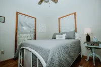 Riverfront cabin on Chauga River "Boarhogs  Place"