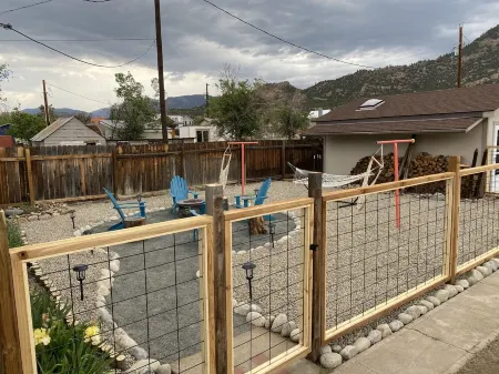 *Sweet Retreat*- one block to Main St. STR-080