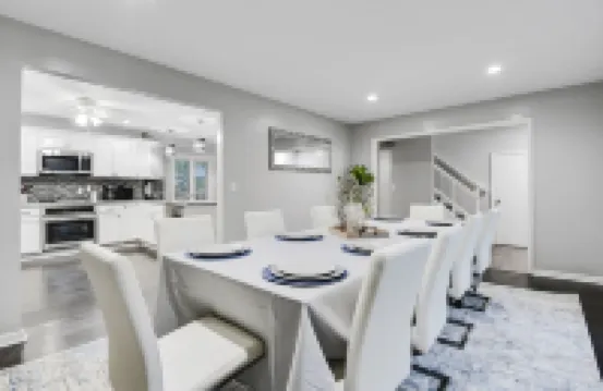 Upscale 5Br Home w/Entertainer's Deck & Gated Driveway