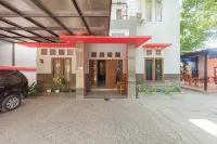 RedDoorz Syariah @ Puri Kalijaga Street Hotel dekat Taman Doa Regina Rosari