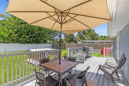 4BR/3BR - Spacious Home 4 Minutes From Beach