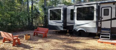 Cozy RV in Enchanting Silver Springs with WiFi, AC, TV, fire pit & horse stable Hôtels à proximité de : Silver Springs State Park Campground
