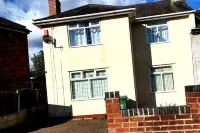 Charming 3BR House - Wifi, Parking, Pet Friendly Hotels in 