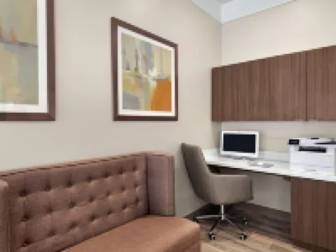 Days Inn & Suites by Wyndham Beaumont West / I-10 & Walden Hotels in Beaumont