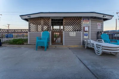 Waterfront Condo: Stunning Sunsets, Fishing, Patio, & 4 minutes from the beach!