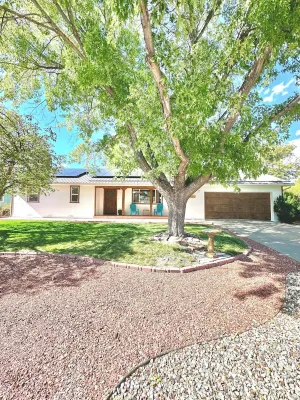 Charming 3Br in-Town Cortez Home w/ Sauna & Mesa Views – Family & Pet-Friendly Hotels near Cortez Books