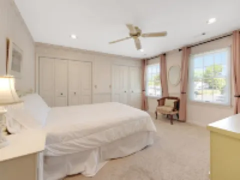 Superb British Colonial holiday home, greenhouse, outdoor deck, tropical garden Hotels in Barboursville