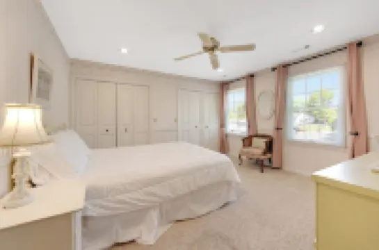 Superb British Colonial holiday home, greenhouse, outdoor deck, tropical garden