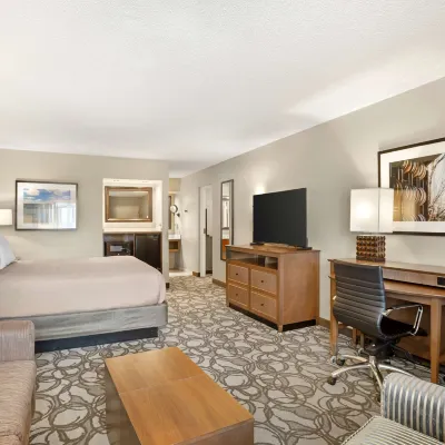 Best Western Plus Black Oak Hotels near Salinas River