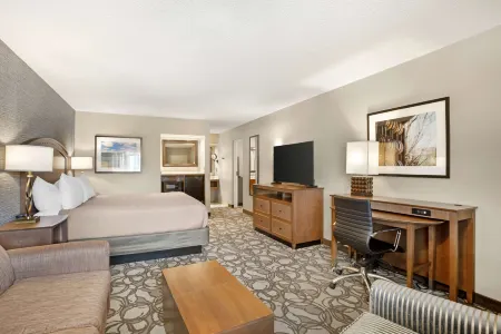 Best Western Plus Black Oak Отели рядом с достопримечательностью «PARK STREET GALLERY»