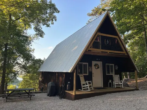 Cherokee Cabin Renovated - Cliff & Lake Views - Cave Run Lake & Red River Gorge فنادق في Menifee County