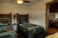 Beautiful Newly Remodeled Log Cabin at Tiny Timbers Resort!
