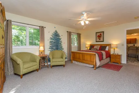 Creekside - Massanutten Resort Home w/Game Room & Balcony Отели в г. Массанаттен