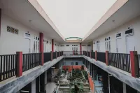 RedDoorz Syariah Near Kebun Raya Liwa Hotels in Batu City