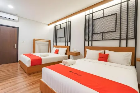 RedDoorz Plus @ Doorman Guest House Отели в г. Andir