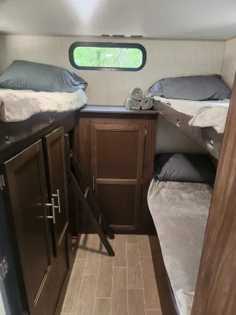 Large RV in Beautiful, Natural Setting! Отели в г. Гамильтон