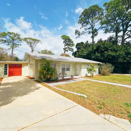 Riverside Retreat - 3 Kayaks, minutes from the beach, shops and great food!