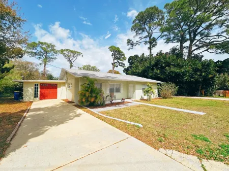 Riverside Retreat - 3 Kayaks, minutes from the beach, shops and great food!