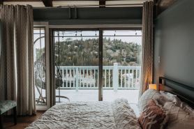 Charming Retreat with Stunning Lake Views.