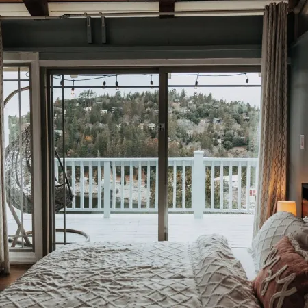 Charming Retreat with Stunning Lake Views.