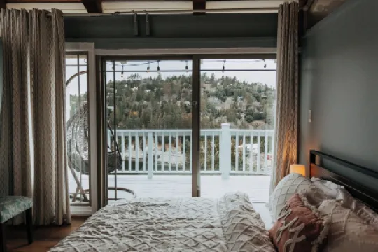 Charming Retreat with Stunning Lake Views.