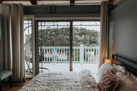 Charming Retreat with Stunning Lake Views.