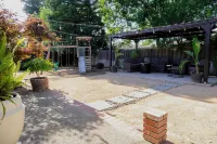 Modern Home 3-Br Retreat — Quiet, Cozy, & Family-Friendly in Fresno.