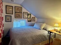 1820 Whaling Captain's Home - A Walk to a Coffee or Cocktail! - شرفة