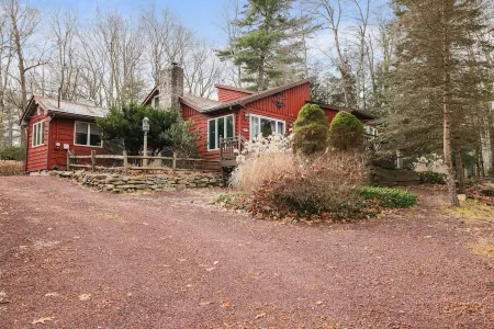 NEW! Modern Cabin - Hot Tub, Fireplace, Central Location