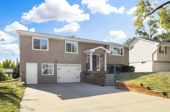 Pool, Sauna, Work out area, ping pong, King Bed.  So Many Amenities!!!