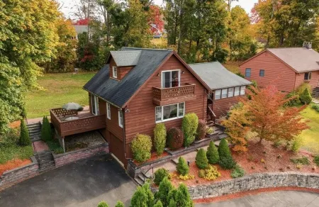 Private Beautiful Home - Family Friendly - 1 min. Walk to Candlewood Lake Отели в г. Нью Фэрфилд