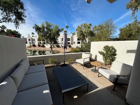 Elegant and charming townhome in the iconic Arizona Biltmore Estates. Отели рядом с достопримечательностью «Пистева Пик»