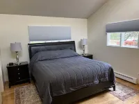 Walking distance to downtown attractions and grocery store and coffee bakery.