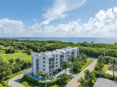 Lux 2 Bedroom - 2 Bathroom w/Balcony Directly Across from the Beach - Boca Raton