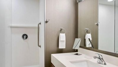 聴覚モビリティアクセシブルスイート(1ベッドルーム)(浴槽) コートヤード・ヒューストン・ケイティ・ミルズの写真