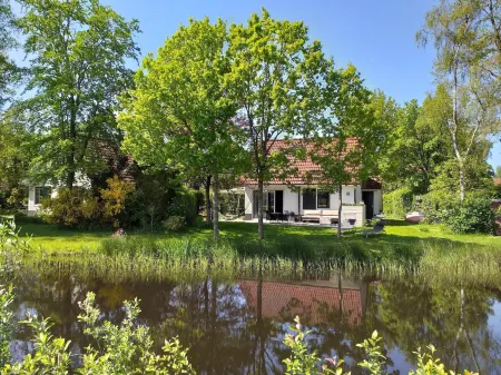 Spacious Home with Garden Near Langweerder Wielen Отели в г. De Friese Meren